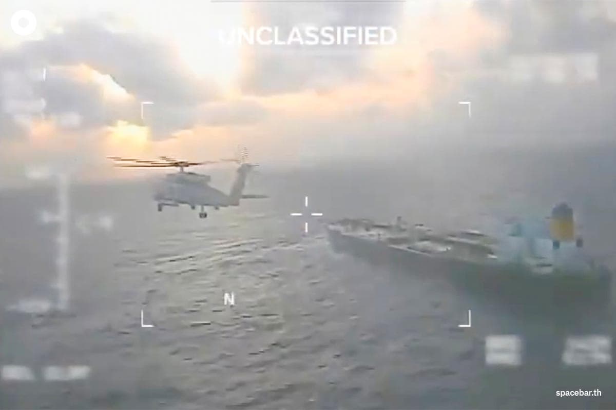 เครื่องบินของหน่วยยามฝั่งสหรัฐฯ บินอยู่เหนือเรือบรรทุกน้ำมันดิบ ซึ่งจอดเทียบท่าครั้งสุดท้ายในเวเนซุเอลา ก่อนจะเข้าจับกุมในวันที่ 20 ธันวาคม 2025 Photo by HANDOUT / US SECRETARY OF HOMELAND SECURITY KRISTI NOEM'S X ACCOUNT / AFP