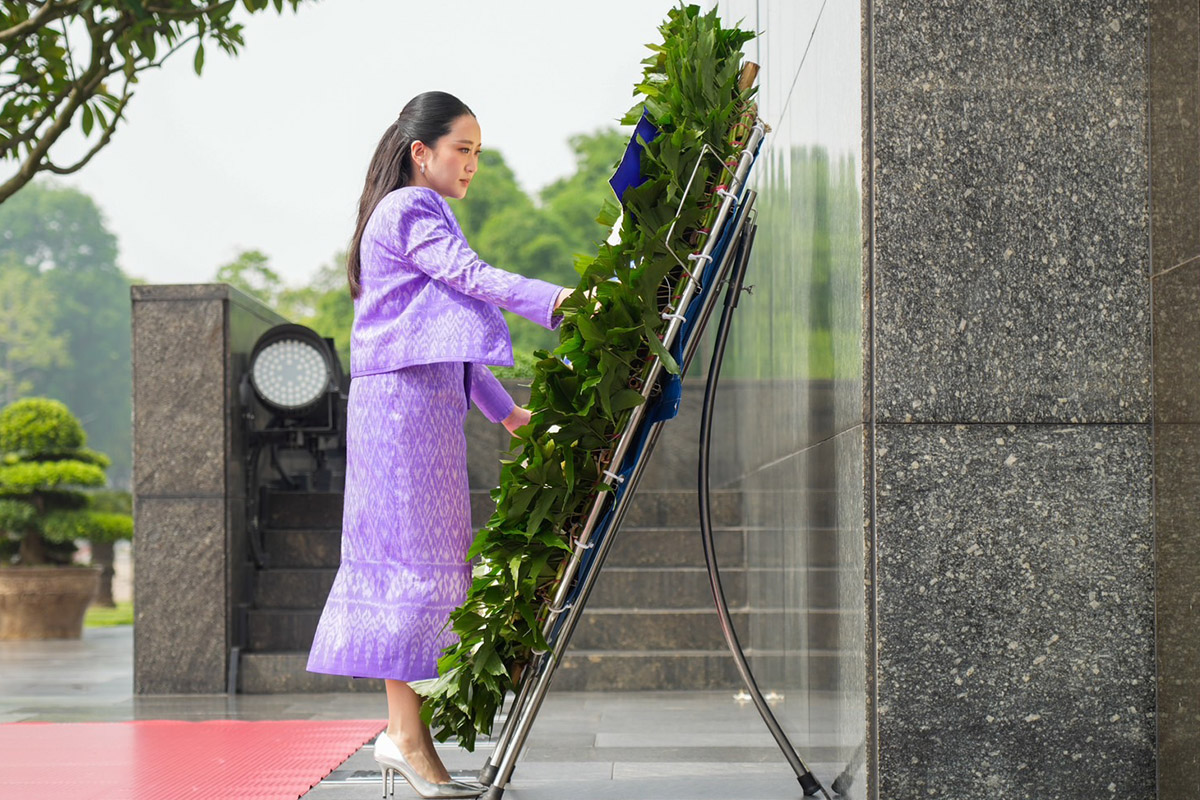 PM-lays-wreath-at-Bac-Son-Monument-and-Ho-Chi-Minh-Mausoleum-SPACEBAR-Photo02.jpg