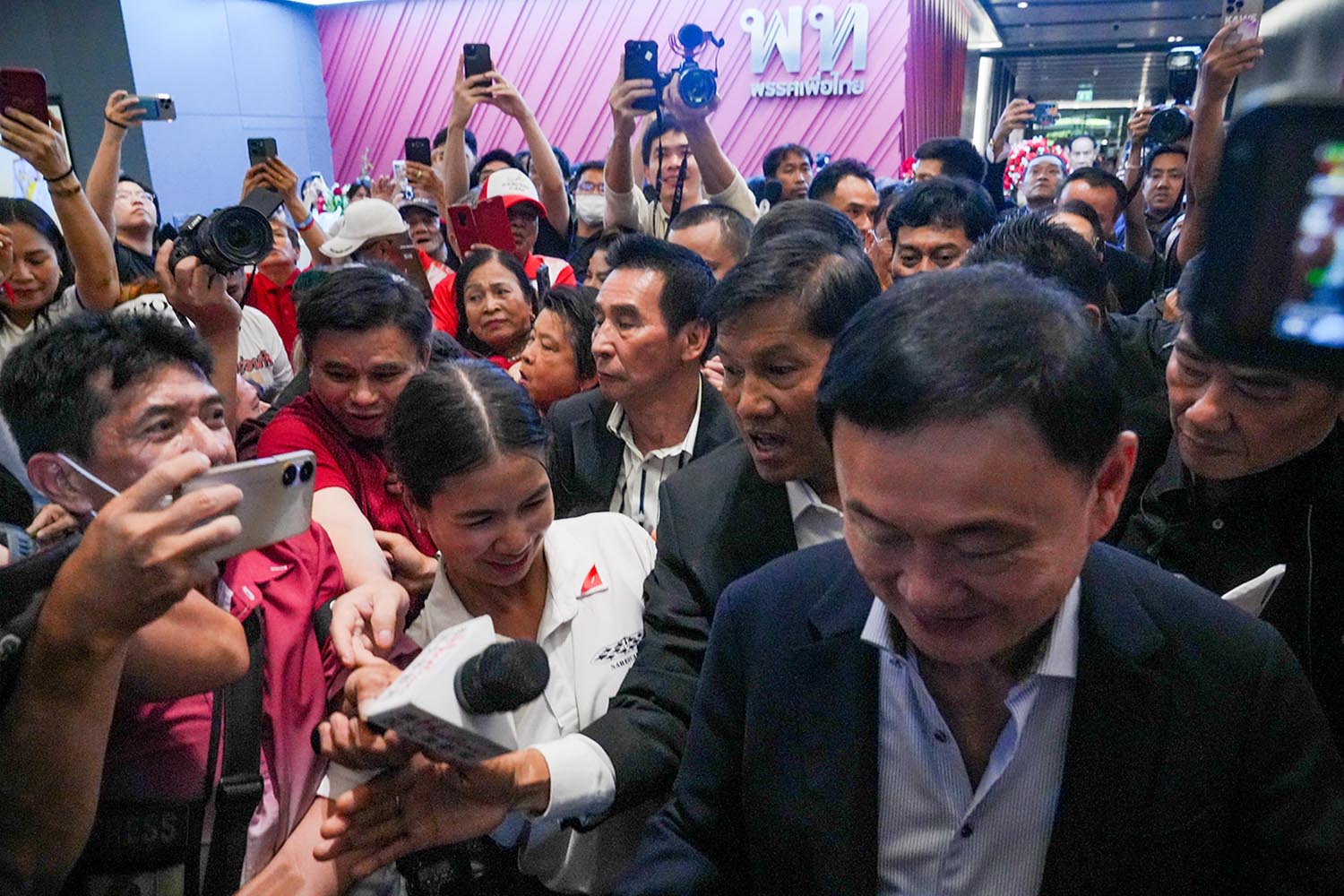Thaksin_Comeback_Pheuthai_Party_Red_Shirt_SPACEBAR_Hero_4e4de6c2ff.jpg