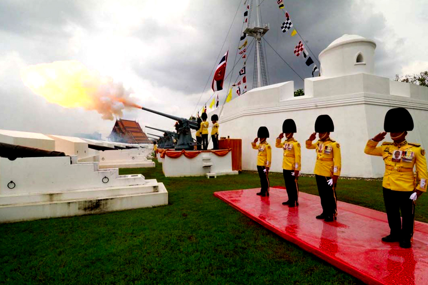The_armed_forces_fired_a_21_gun_royal_salute_to_honor_His_Majesty_the_King_SPACEBAR_Hero_8da50e3976.jpg