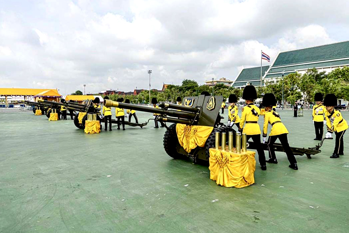 The_armed_forces_fired_a_21_gun_royal_salute_to_honor_His_Majesty_the_King_SPACEBAR_Photo03_85c5e691e3.jpg