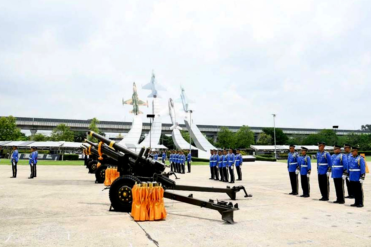 The_armed_forces_fired_a_21_gun_royal_salute_to_honor_His_Majesty_the_King_SPACEBAR_Photo04_52a1f02077.jpg