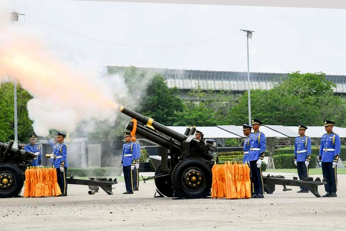 The_armed_forces_fired_a_21_gun_royal_salute_to_honor_His_Majesty_the_King_SPACEBAR_Photo05_7c253bb410.jpg