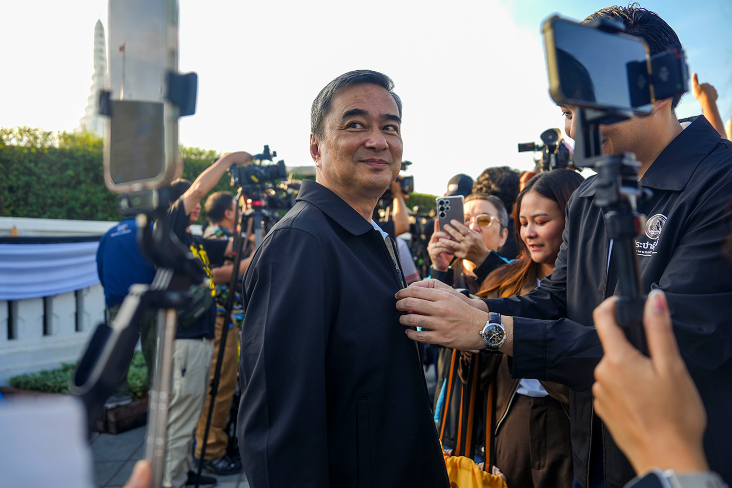 PhotoStory-พรรคประชาธิปัตย์นำผู้สมัคร สส.กทม. 33 เขต สักการะศาลหลักเมือง