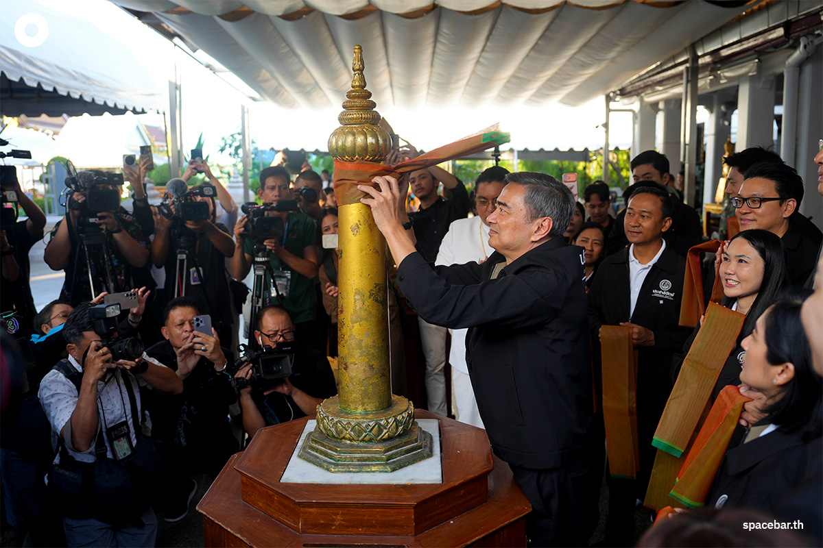 PhotoStory-พรรคประชาธิปัตย์นำผู้สมัคร สส.กทม. 33 เขต สักการะศาลหลักเมือง