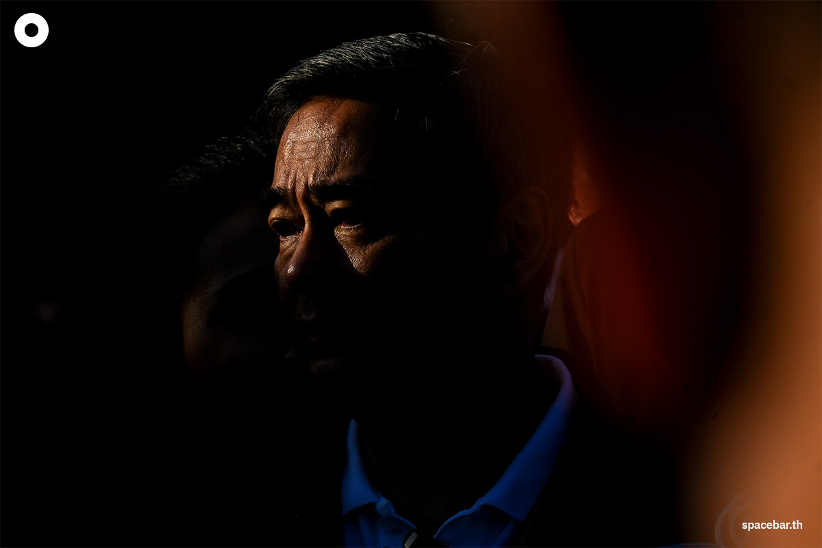 PhotoStory-พรรคประชาธิปัตย์นำผู้สมัคร สส.กทม. 33 เขต สักการะศาลหลักเมือง