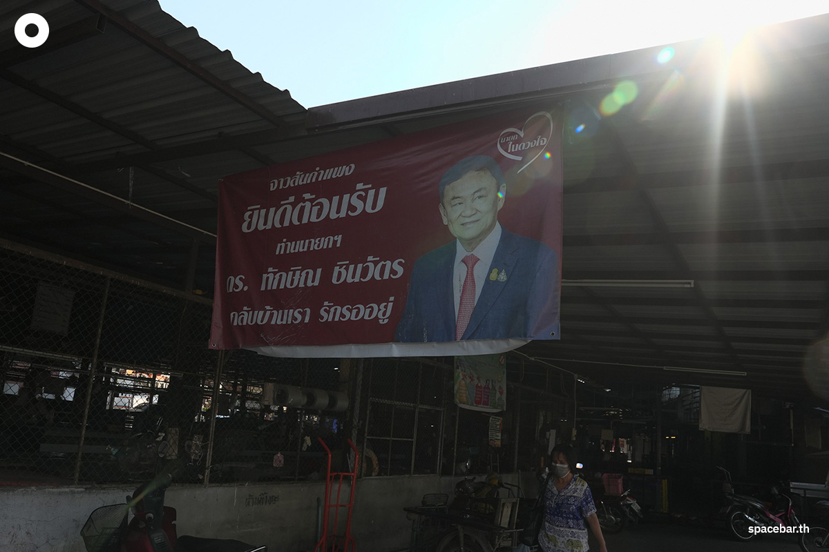 chiang_mai_residents_put_up_signs_welcoming_thaksin_shinawatra_SPACEBAR_Photo00_73b0779fd4.jpg