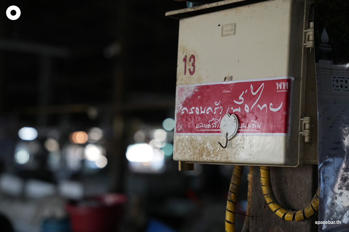 chiang_mai_residents_put_up_signs_welcoming_thaksin_shinawatra_SPACEBAR_Photo01_e30d618489.jpg