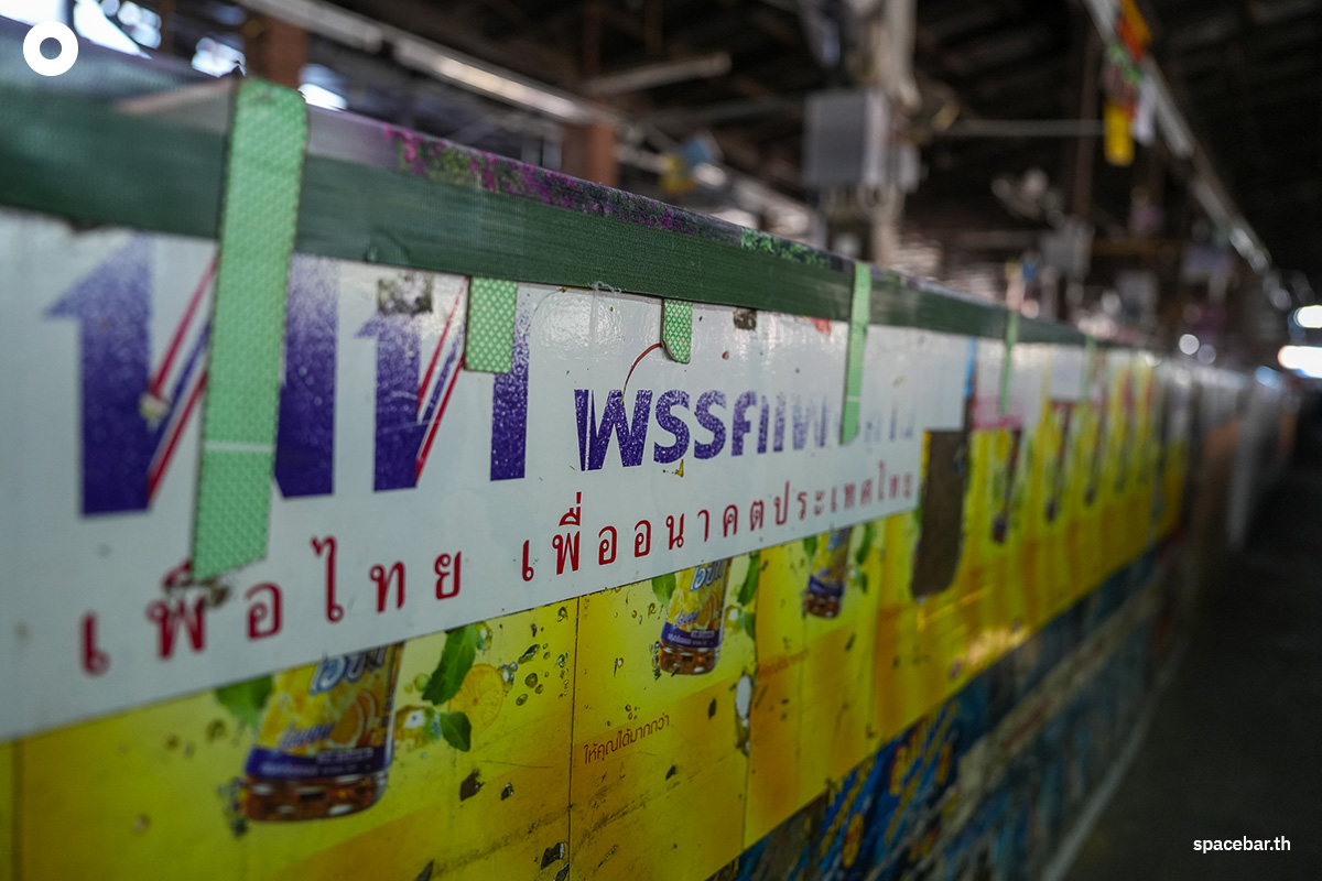 chiang_mai_residents_put_up_signs_welcoming_thaksin_shinawatra_SPACEBAR_Photo02_6c5660231f.jpg