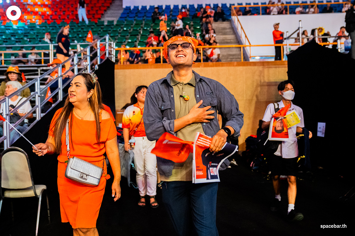 PhotoStory-บรรยากาศปราศรัยใหญ่โค้งสุดท้ายของ ‘พรรคประชาชน’ ณ อาคารกีฬาเวสน์ 1 ศูนย์กีฬาไทย-ญี่ปุ่น ดินแดง