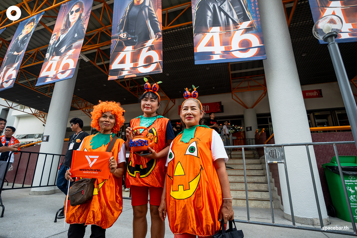 PhotoStory-บรรยากาศปราศรัยใหญ่โค้งสุดท้ายของ ‘พรรคประชาชน’ ณ อาคารกีฬาเวสน์ 1 ศูนย์กีฬาไทย-ญี่ปุ่น ดินแดง