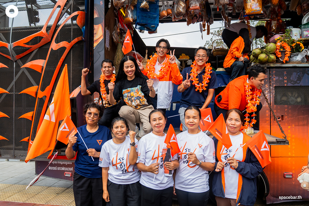 PhotoStory-บรรยากาศปราศรัยใหญ่โค้งสุดท้ายของ ‘พรรคประชาชน’ ณ อาคารกีฬาเวสน์ 1 ศูนย์กีฬาไทย-ญี่ปุ่น ดินแดง