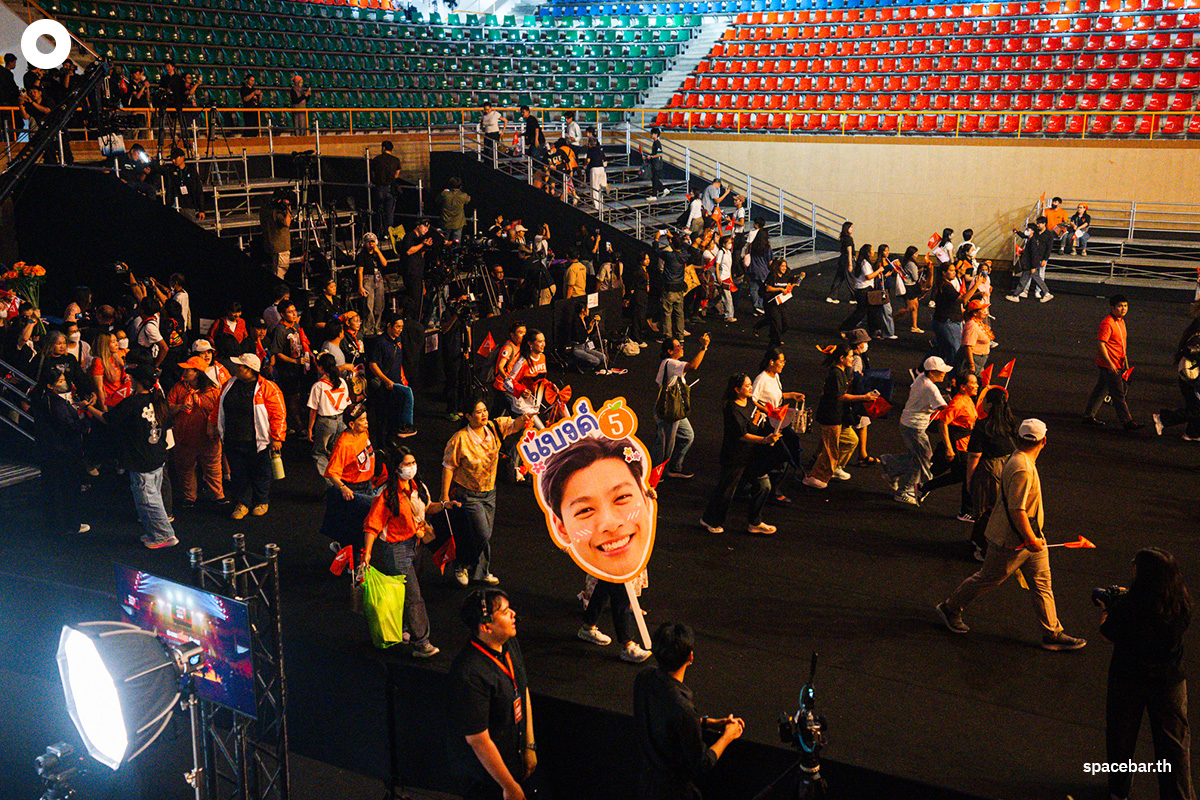 PhotoStory-บรรยากาศปราศรัยใหญ่โค้งสุดท้ายของ ‘พรรคประชาชน’ ณ อาคารกีฬาเวสน์ 1 ศูนย์กีฬาไทย-ญี่ปุ่น ดินแดง