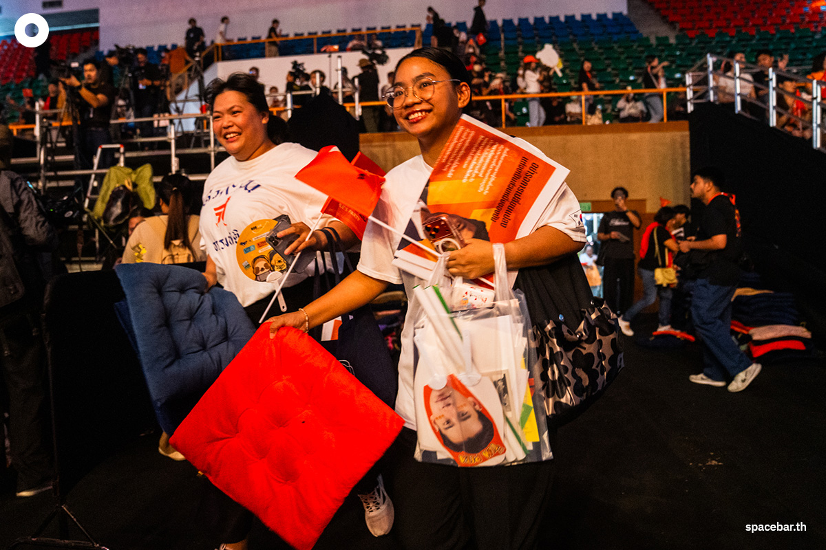 PhotoStory-บรรยากาศปราศรัยใหญ่โค้งสุดท้ายของ ‘พรรคประชาชน’ ณ อาคารกีฬาเวสน์ 1 ศูนย์กีฬาไทย-ญี่ปุ่น ดินแดง