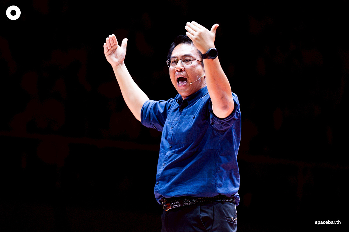 PhotoStory-บรรยากาศปราศรัยใหญ่โค้งสุดท้ายของ ‘พรรคประชาชน’ ณ อาคารกีฬาเวสน์ 1 ศูนย์กีฬาไทย-ญี่ปุ่น ดินแดง