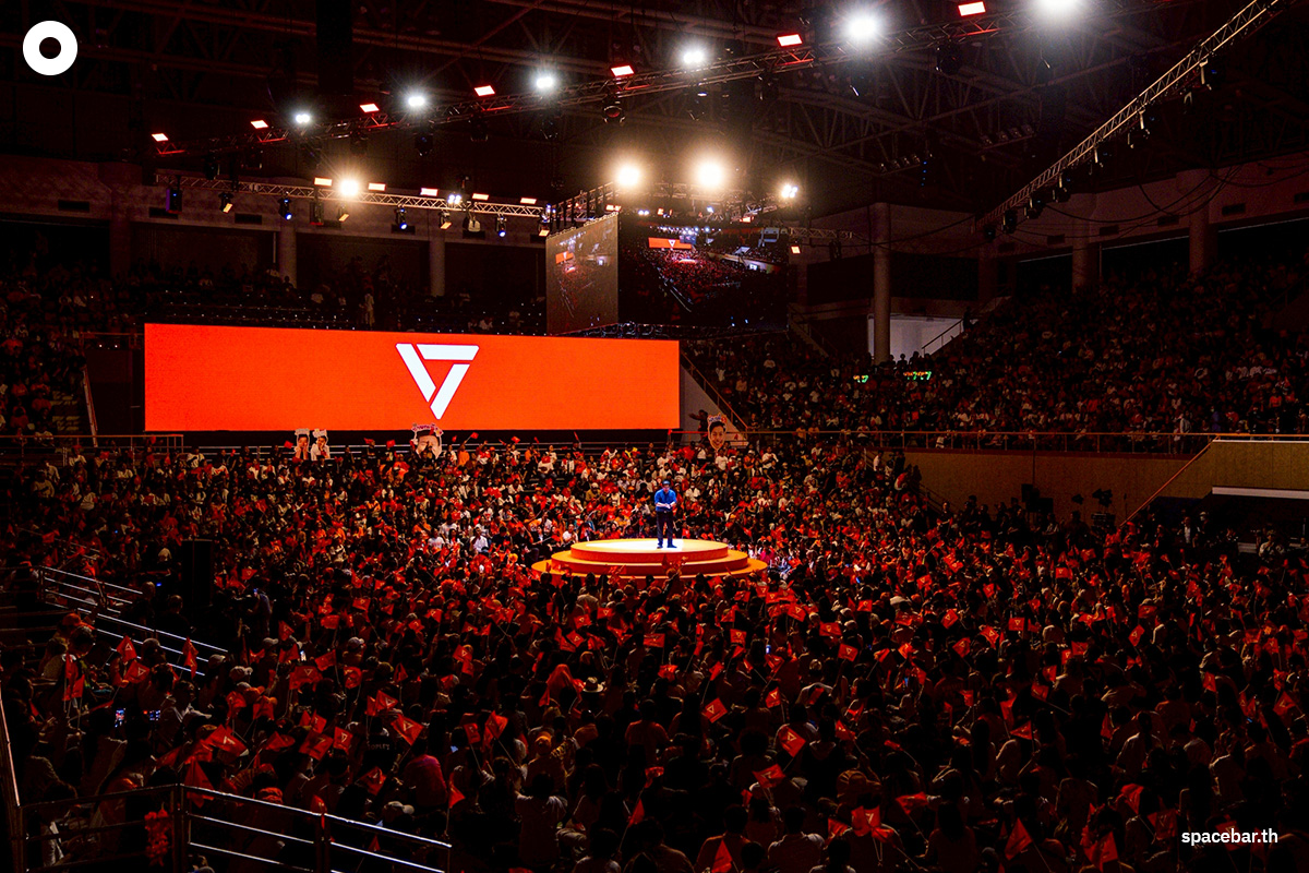 PhotoStory-บรรยากาศปราศรัยใหญ่โค้งสุดท้ายของ ‘พรรคประชาชน’ ณ อาคารกีฬาเวสน์ 1 ศูนย์กีฬาไทย-ญี่ปุ่น ดินแดง