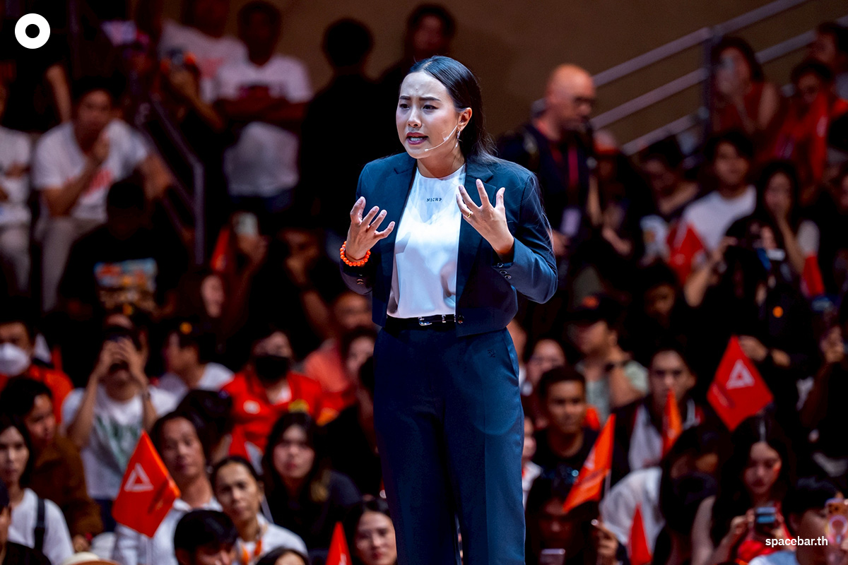 PhotoStory-บรรยากาศปราศรัยใหญ่โค้งสุดท้ายของ ‘พรรคประชาชน’ ณ อาคารกีฬาเวสน์ 1 ศูนย์กีฬาไทย-ญี่ปุ่น ดินแดง