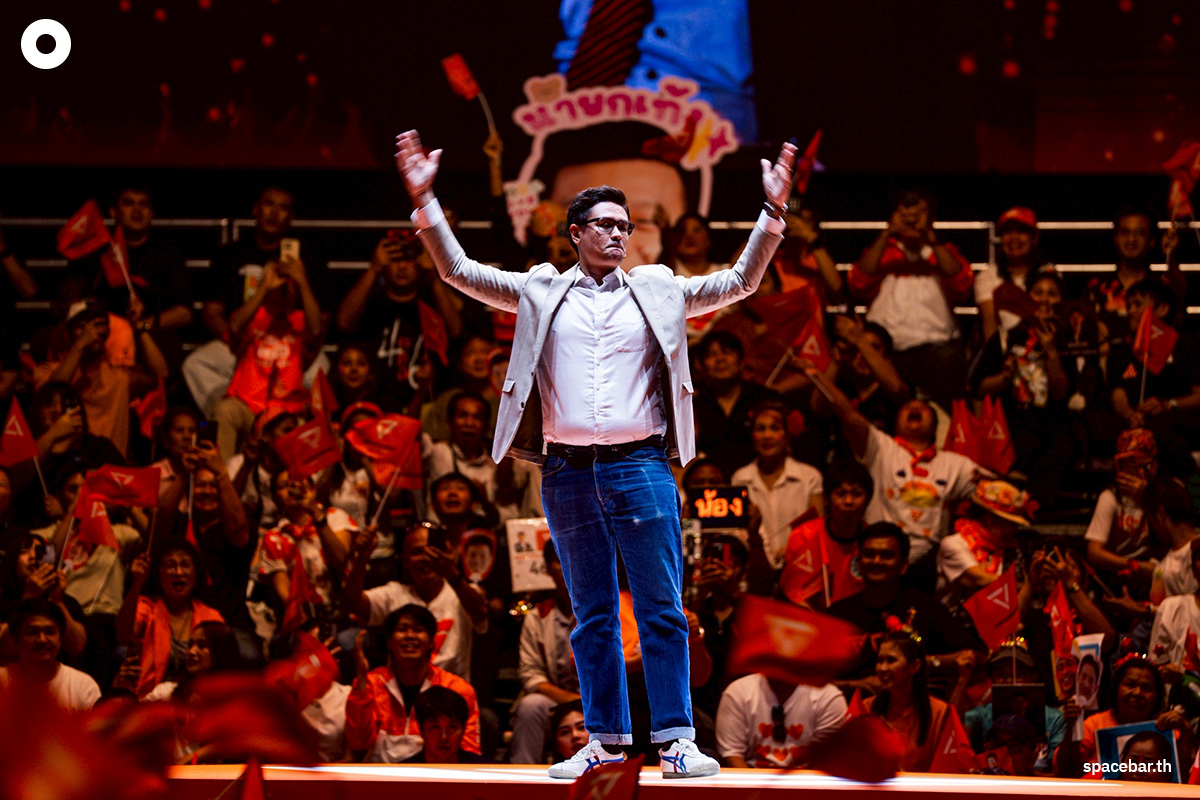 PhotoStory-บรรยากาศปราศรัยใหญ่โค้งสุดท้ายของ ‘พรรคประชาชน’ ณ อาคารกีฬาเวสน์ 1 ศูนย์กีฬาไทย-ญี่ปุ่น ดินแดง