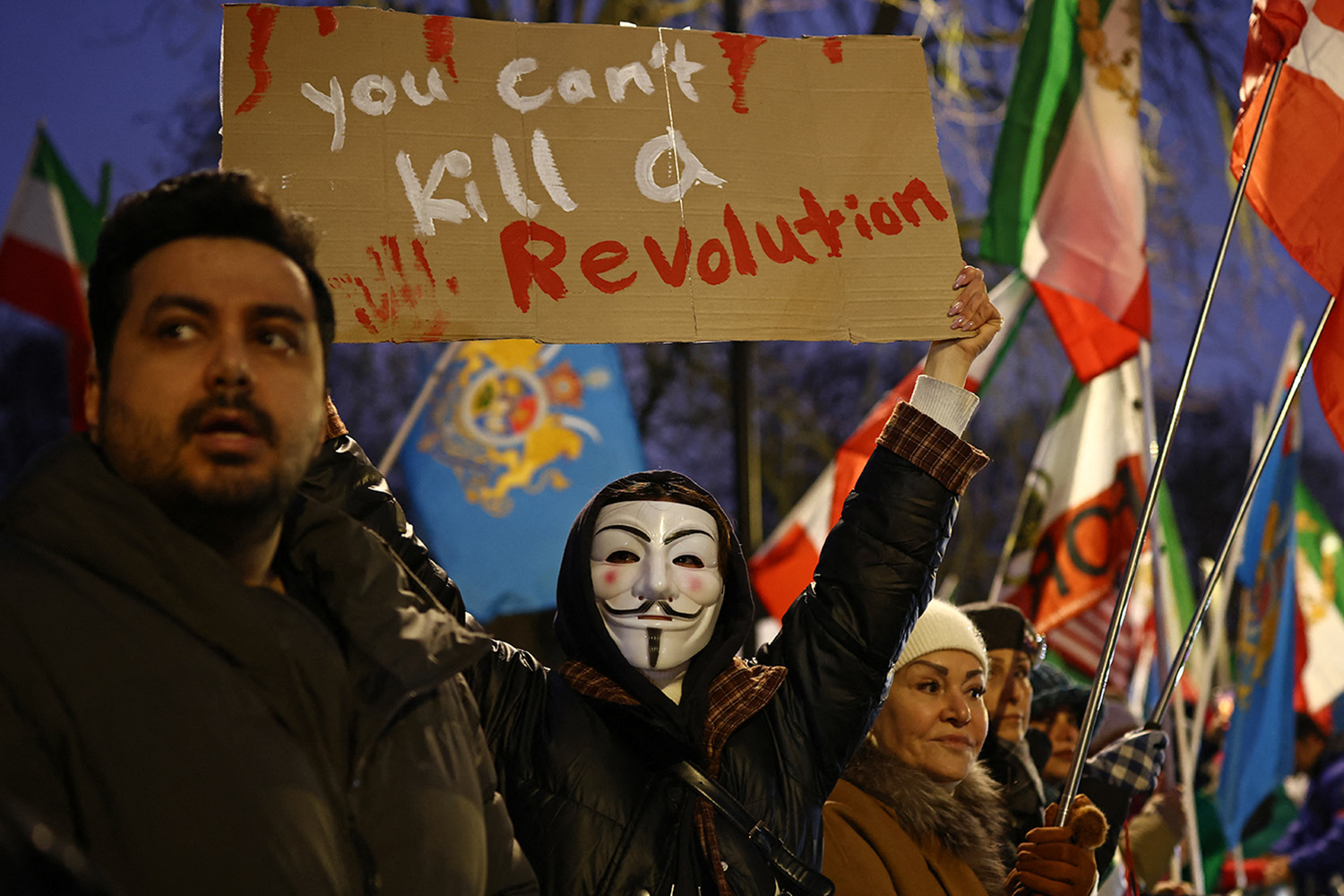 PhotoStory- ผู้ประท้วงต่อต้านระบอบอิหร่านชูแผ่นป้าย “คุณไม่สามารถทำลายการปฏิวัติได้” ระหว่างการชุมนุมนอกสถานทูตอิหร่าน ใจกลางกรุงลอนดอน เมื่อวันที่ 9 มกราคม 2026 (Photo by HENRY NICHOLLS / AFP)