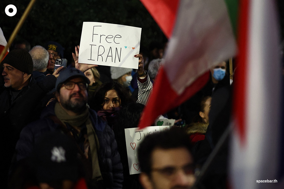 PhotoStory- ผู้ประท้วงต่อต้านระบอบอิหร่านชูป้ายข้อความ “อิหร่านเสรี” ระหว่างการชุมนุมนอกสถานทูตอิหร่าน ใจกลางกรุงลอนดอน เมื่อวันที่ 9 มกราคม 2026 (Photo by HENRY NICHOLLS / AFP)