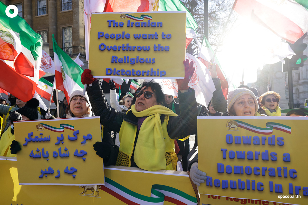 PhotoStory- ผู้ประท้วงรวมตัวกันบริเวณนอกประตูทำเนียบดาวน์นิงสตรีท ในลอนดอนเพื่อแสดงความเป็นน้ำหนึ่งใจเดียวกันกับการลุกฮือของอิหร่าน เมื่อวันที่ 3 มกราคม 2026 (Photo by Brook Mitchell / AFP)