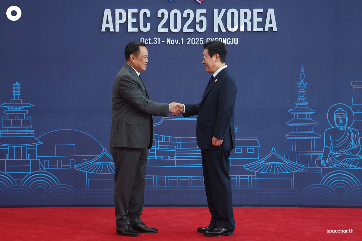 PhotoStory-ประธานาธิบดี อี แจ-มยอง ของเกาหลีใต้ (ขวา) ต้อนรับนายกฯ อนุทิน ชาญวีรกูล ของไทย (ซ้าย) ในการประชุมผู้นำเศรษฐกิจความร่วมมือทางเศรษฐกิจเอเชีย-แปซิฟิก (APEC) ในเมืองคยองจู เมื่อวันที่ 31 ตุลาคม 2025 (Photo by various sources / AFP) 