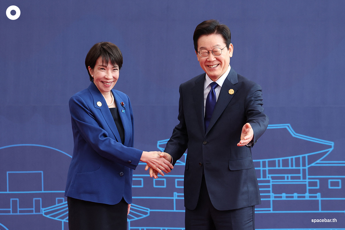 PhotoStory-ประธานาธิบดี อี แจ-มยอง ของเกาหลีใต้ (ขวา) ต้อนรับนายกฯ ซานาเอะ ทาคาอิจิ ของญี่ปุ่น (ซ้าย) ในการประชุมผู้นำเศรษฐกิจความร่วมมือทางเศรษฐกิจเอเชีย-แปซิฟิก (APEC) ในเมืองคยองจู เมื่อวันที่ 31 ตุลาคม 2025 (Photo by various sources / AFP)   