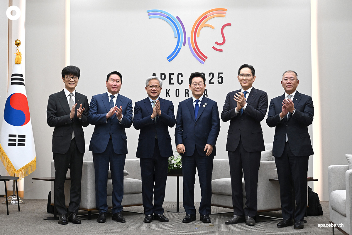 PhotoStory-ประธานาธิบดี อี แจ-มยอง ของเกาหลีใต้ (คนที่ 3 จากขวา) ถ่ายรูปร่วมกับ เจนเซ่น ฮวง ผู้ก่อตั้งและซีอีโอของ ‘Nvidia’ (คนที่ 3 จากซ้าย), อี แจ-ยอง ประธานบริหารของ ‘Samsung Electronics’ (คนที่ 2 จากขวา), เช แท-วอน ประธานกลุ่ม ‘SK Group’ (คนที่ 2 จากซ้าย), ชุง อึย-ซุน ประธานกลุ่ม ‘Hyundai Motor’ (ขวาสุด), และ อี แฮ-จิน ผู้ก่อตั้ง ‘Naver’ (ซ้ายสุด) ในการประชุมนอกรอบการประชุมสุดยอดความร่วมมือทางเศรษฐกิจเอเชีย-แปซิฟิก (APEC) ในเมืองคยองจู เมื่อวันที่ 31 ตุลาคม 2025 (Photo by JUNG YEON-JE / POOL / AFP) 