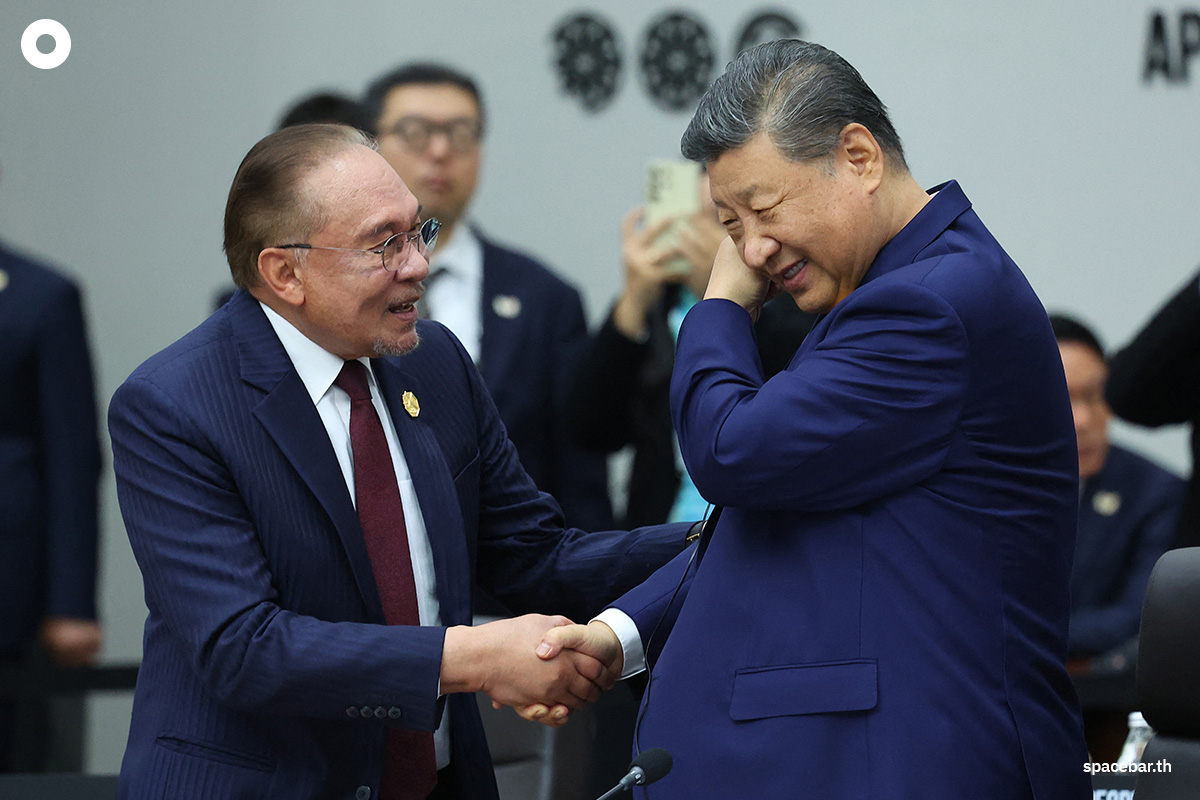 PhotoStory-นายกฯ อันวาร์ อิบราฮิม ของมาเลเซีย (ซ้าย) กำลังพูดคุยกับประธานาธิบดีสี จิ้นผิง ของจีน ระหว่างการประชุมผู้นำเศรษฐกิจความร่วมมือทางเศรษฐกิจเอเชีย-แปซิฟิก (APEC) ในเมืองคยองจู เมื่อวันที่ 31 ตุลาคม 2025 (Photo by various sources / AFP)     