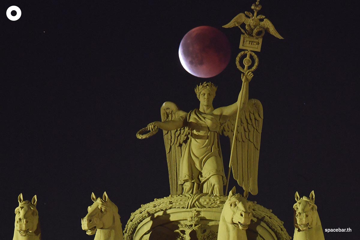 PhotoStory-จันทรุปราคาเต็มดวงปรากฏขึ้นเหนือรูปปั้น Triumphal Chariot ของประตูชัยในเมืองเซนต์ปีเตอร์สเบิร์ก Photo by Olga MALTSEVA / AFP