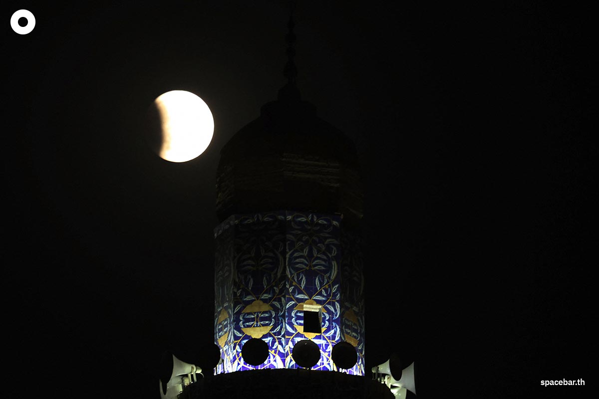 PhotoStory-จันทรุปราคาเหนือมัสยิดรอมฎอนในกรุงแบกแดด Photo by AHMAD AL-RUBAYE / AFP