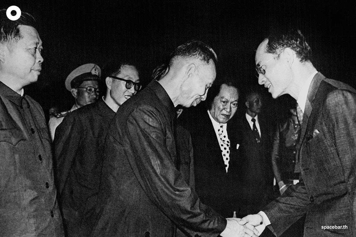 PhotoStory-   ภาพนี้ถูกเผยแพร่เมื่อวันที่ 23 ตุลาคม 1975 เผยให้เห็น พระบาทสมเด็จพระบรมชนกาธิเบศร มหาภูมิพลอดุลยเดชมหาราช บรมนาถบพิตร ทรงสัมผัสมือกับ ลู่ จื่อป๋อ ผู้นำฝ่ายกิจการต่างประเทศของจีน (Photo by AFP) 