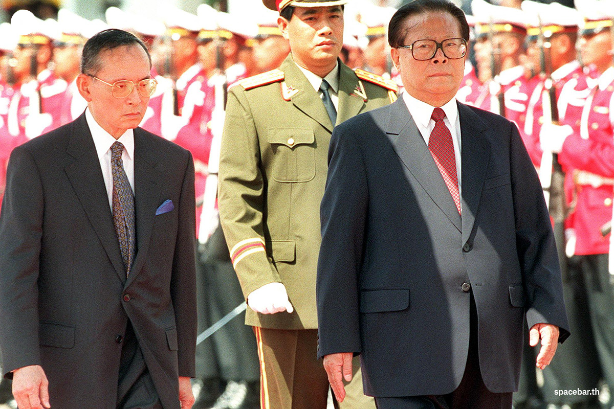 PhotoStory-พระบาทสมเด็จพระบรมชนกาธิเบศร มหาภูมิพลอดุลยเดชมหาราช บรมนาถบพิตร (ซ้าย) เสด็จพระราชดำเนินพร้อมกับประธานาธิบดีเจียง เจ๋อหมิน ของจีน (ขวา) ในระหว่างการตรวจเยี่ยมกองเกียรติยศ ณ ท่าอากาศยานทหารในกรุงเทพมหานคร เมื่อวันที่ 2 กันยายน 1999 (Photo by PORNCHAI KITTIWONGSAKUL / AFP) 