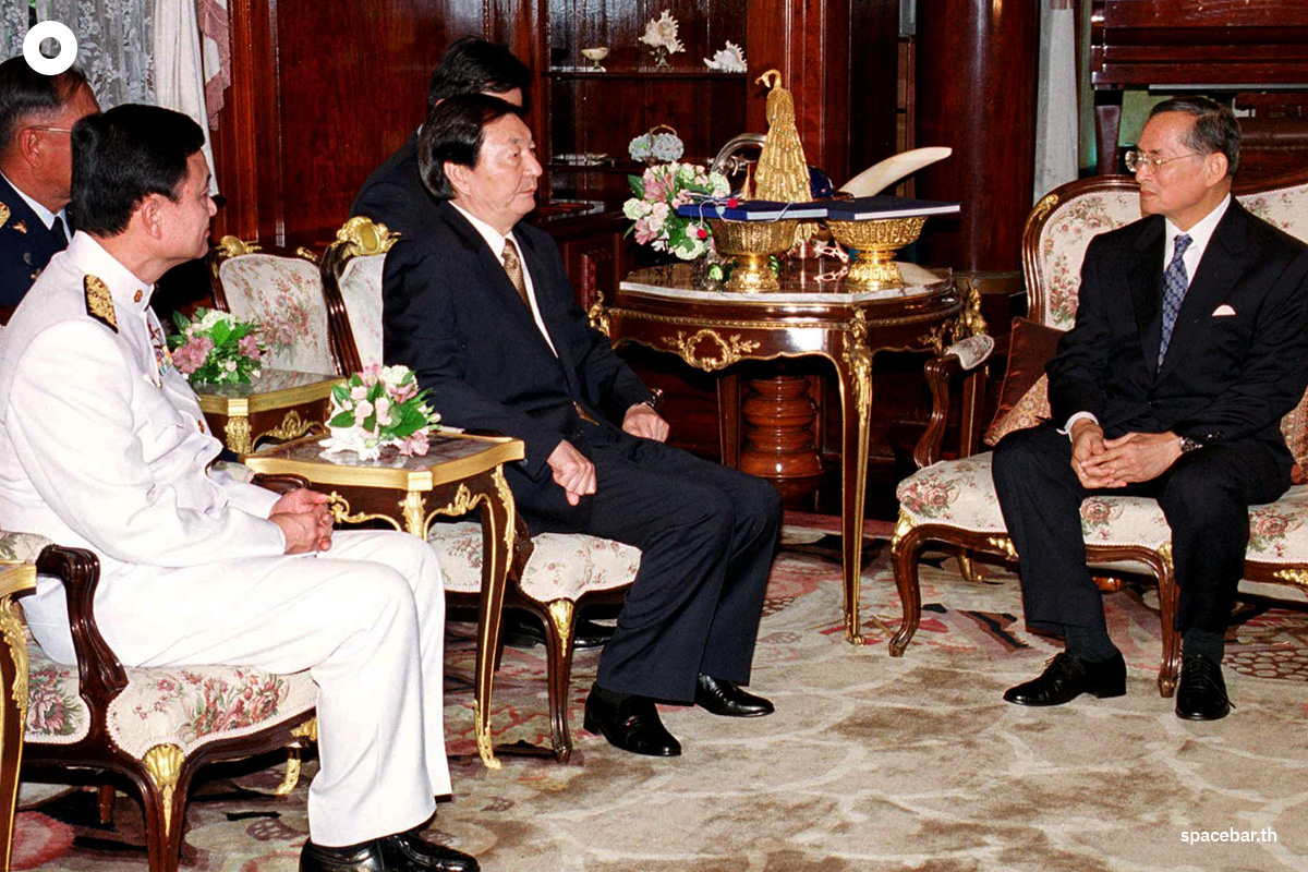 PhotoStory-พระบาทสมเด็จพระบรมชนกาธิเบศร มหาภูมิพลอดุลยเดชมหาราช บรมนาถบพิตร (ขวาสุด) ทรงสนทนากับนายกฯ จู หรงจี ของจีน (กลาง) ณ พระราชวังไกลกังวล อำเภอหัวหิน เมื่อวันที่ 21 พฤษภาคม 2001 (Photo by HO / POOL / AFP) 