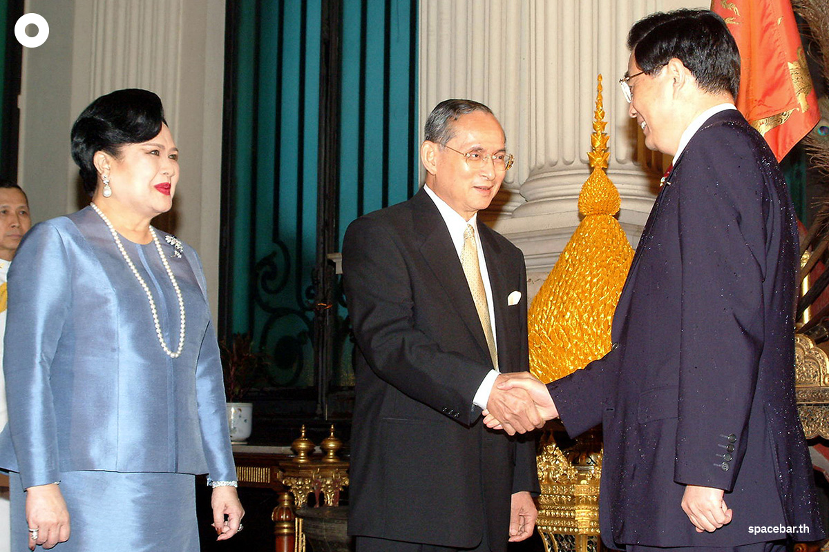 PhotoStory-   จากซ้ายไปขวา : สมเด็จพระนางเจ้าสิริกิติ์ พระบรมราชินีนาถ พระบรมราชชนนีพันปีหลวง (ซ้าย), พระบาทสมเด็จพระบรมชนกาธิเบศร มหาภูมิพลอดุลยเดชมหาราช บรมนาถบพิตร (กลาง), และประธานาธิบดีหู จิ่นเทา ของจีน (ขวา) ณ พระที่นั่งจักรีมหาปราสาท พระบรมมหาราชวัง ในกรุงเทพมหานคร เมื่อวันที่ 20 ตุลาคม 2003 (Photo by HO / AFP) 