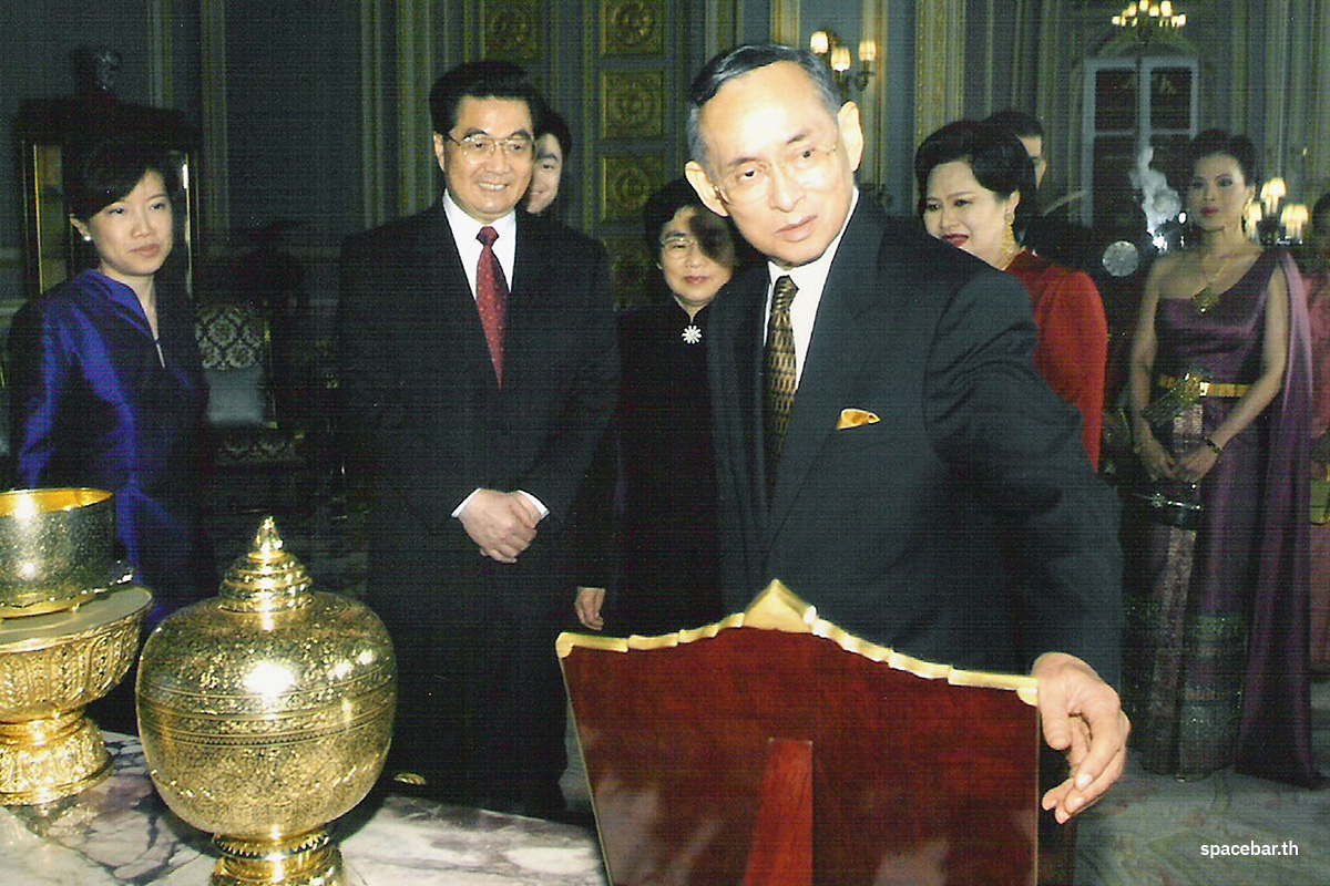 PhotoStory-พระบาทสมเด็จพระบรมชนกาธิเบศร มหาภูมิพลอดุลยเดชมหาราช บรมนาถบพิตร (ข้างหน้าสุด) ทรงต้อนรับประธานาธิบดีหู จิ่นเทา ของจีน (ข้างหลัง-คนที่ 2 จากซ้าย) ณ พระบรมมหาราชวัง ในกรุงเทพมหานคร เมื่อวันที่ 17 ตุลาคม 2003 (Photo by ROYAL PALACE / AFP) 