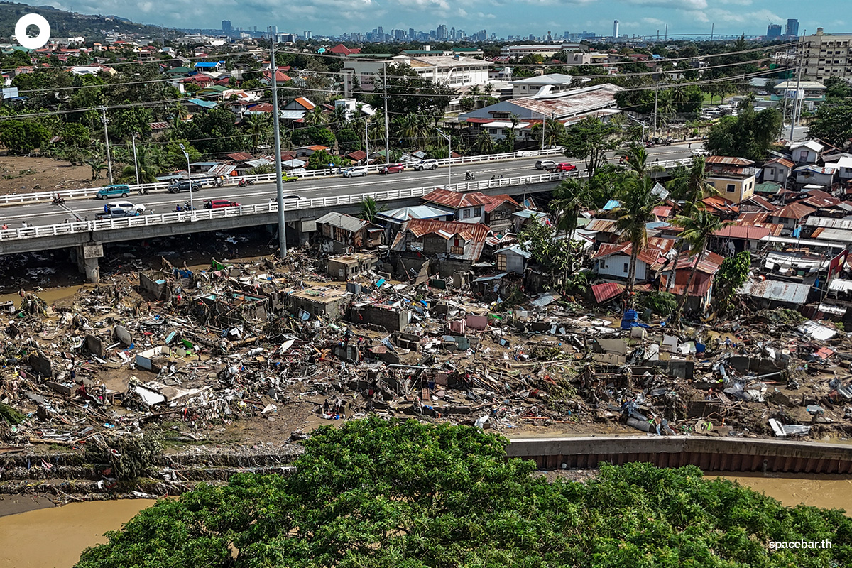 PhotoStory-ภาพถ่ายทางอากาศแสดงให้เห็นบ้านเรือนที่ได้รับความเสียหายจากพายุไต้ฝุ่นคัลแมกี ที่เมืองตาลิเซย์ จังหวัดเซบู Photo by JAM STA ROSA / AFP