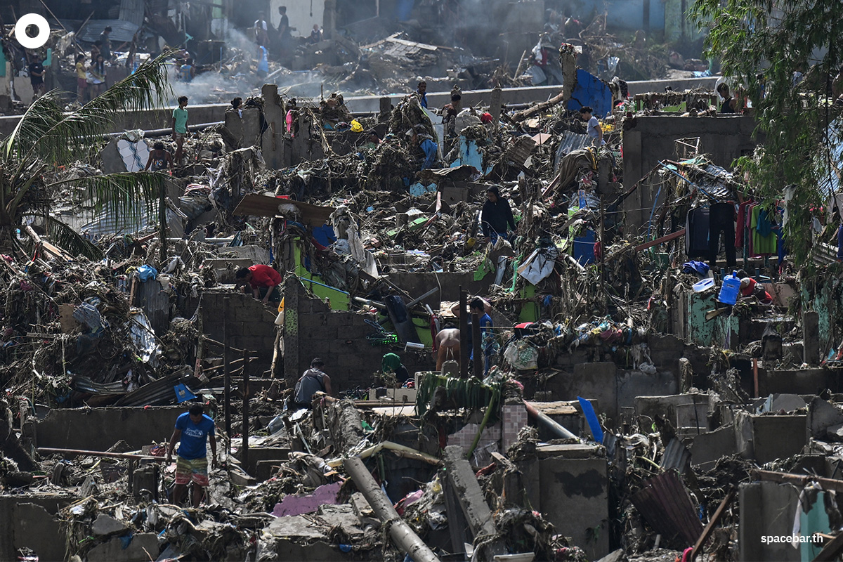 PhotoStory-ชาวบ้านทำความสะอาดบ้านเรือนที่เสียหายหลังพายุไต้ฝุ่นคัลแมกีถล่มในตาลิเซย์ จังหวัดเซบู Photo by Jam STA ROSA / AFP