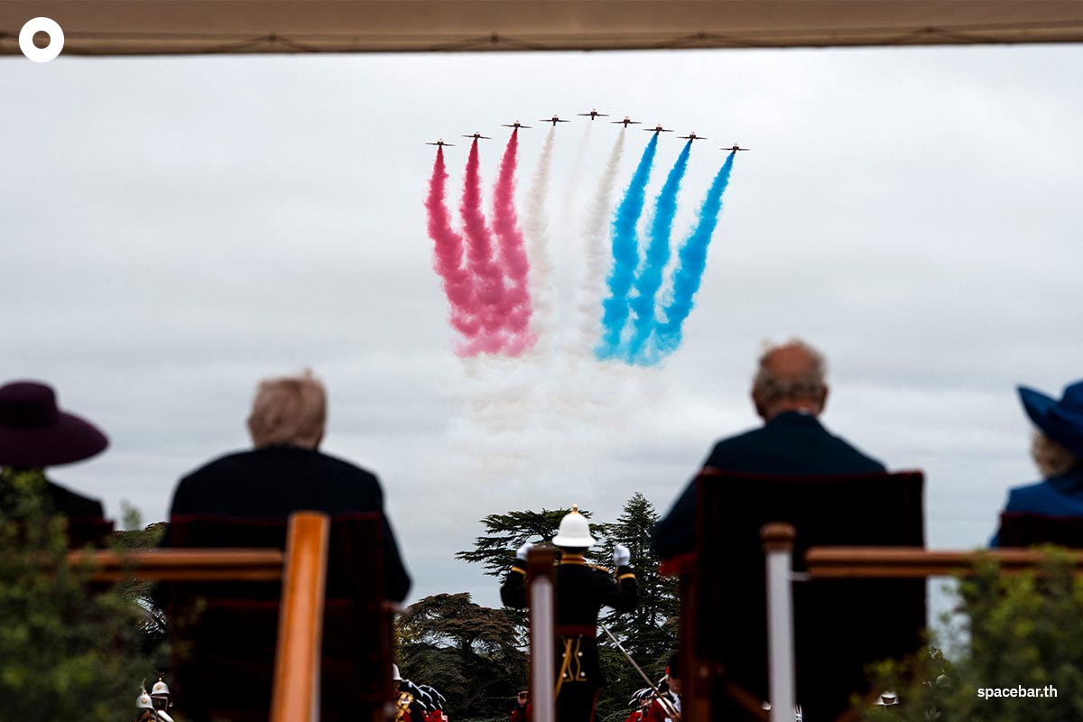 PhotoStory-ทีมกายกรรมทางอากาศของกองทัพอากาศอังกฤษ หรือ Red Arrows แสดงการบินผ่านเหนือพิธีการทหารที่ปราสาทวินด์เซอร์ Photo by Doug MILLS / POOL / AFP