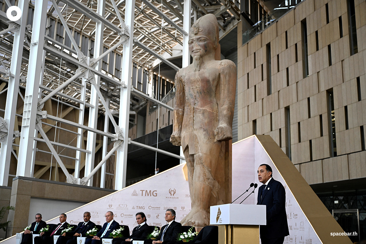 PhotoStory-นายกรัฐมนตรี โมสตาฟา มัดบูลี ของอียิปต์ พูดคุยกับสื่อมวลชนก่อนพิธีเปิดพิพิธภัณฑ์ Grand Egyptian Museum อย่างเป็นทางการในเมืองกิซ่า ชานกรุงไคโร เมื่อวันที่ 1 พฤศจิกายน 2025 (Photo by KHALED DESOUKI / AFP)