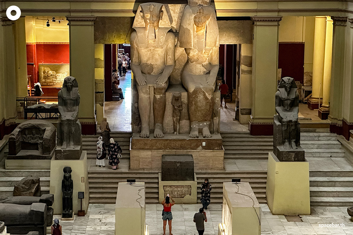 PhotoStory-นักท่องเที่ยวถ่ายรูปรูปปั้นขนาดมหึมาสูง 8 เมตรของกษัตริย์อียิปต์โบราณ อเมนโฮเทปที่ 3 (1391–1353 ปีก่อนคริสตกาล)  (Photo by Khaled DESOUKI / AFP)