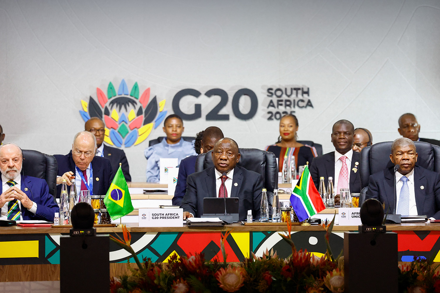 PhotoStory-ประธานาธิบดีไซริล รามาโฟซา ของแอฟริกาใต้ (กลาง-ข้างหน้า), ประธานาธิบดีลูอิส อีนาซียู ลูลา ดา ซิลวา ของบราซิล (ซ้ายสุด-ข้างหน้า) และ เฌา เลาเรนโก ประธานสหภาพแอฟริกา (ขวาสุด-ข้างหน้า) ในระหว่างการประชุม ‘G20’ ที่ศูนย์นิทรรศการ ‘Nasrec Expo Centre’ ในเมืองโจฮันเนสเบิร์ก ประเทศแอฟริกาใต้ เมื่อวันที่ 22 พฤศจิกายน 2025 (Photo by Thomas Mukoya / POOL / AFP) 