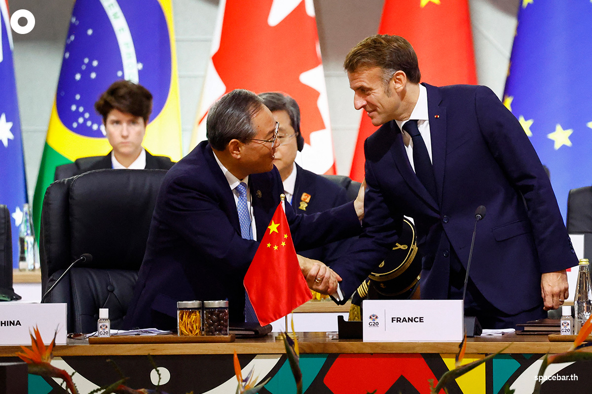 PhotoStory-ประธานาธิบดีเอ็มมานูเอล มาครง ของฝรั่งเศส (ขวา) จับมือกับนายกฯ หลี่ เฉียง ของจีน (ซ้าย) ก่อนเริ่มการประชุมสุดยอดผู้นำ ‘G20’ ที่ศูนย์นิทรรศการ ‘Nasrec Expo Centre’ ในเมืองโจฮันเนสเบิร์ก ประเทศแอฟริกาใต้ เมื่อวันที่ 22 พฤศจิกายน 2025 (Photo by Thomas Mukoya / POOL / AFP) 