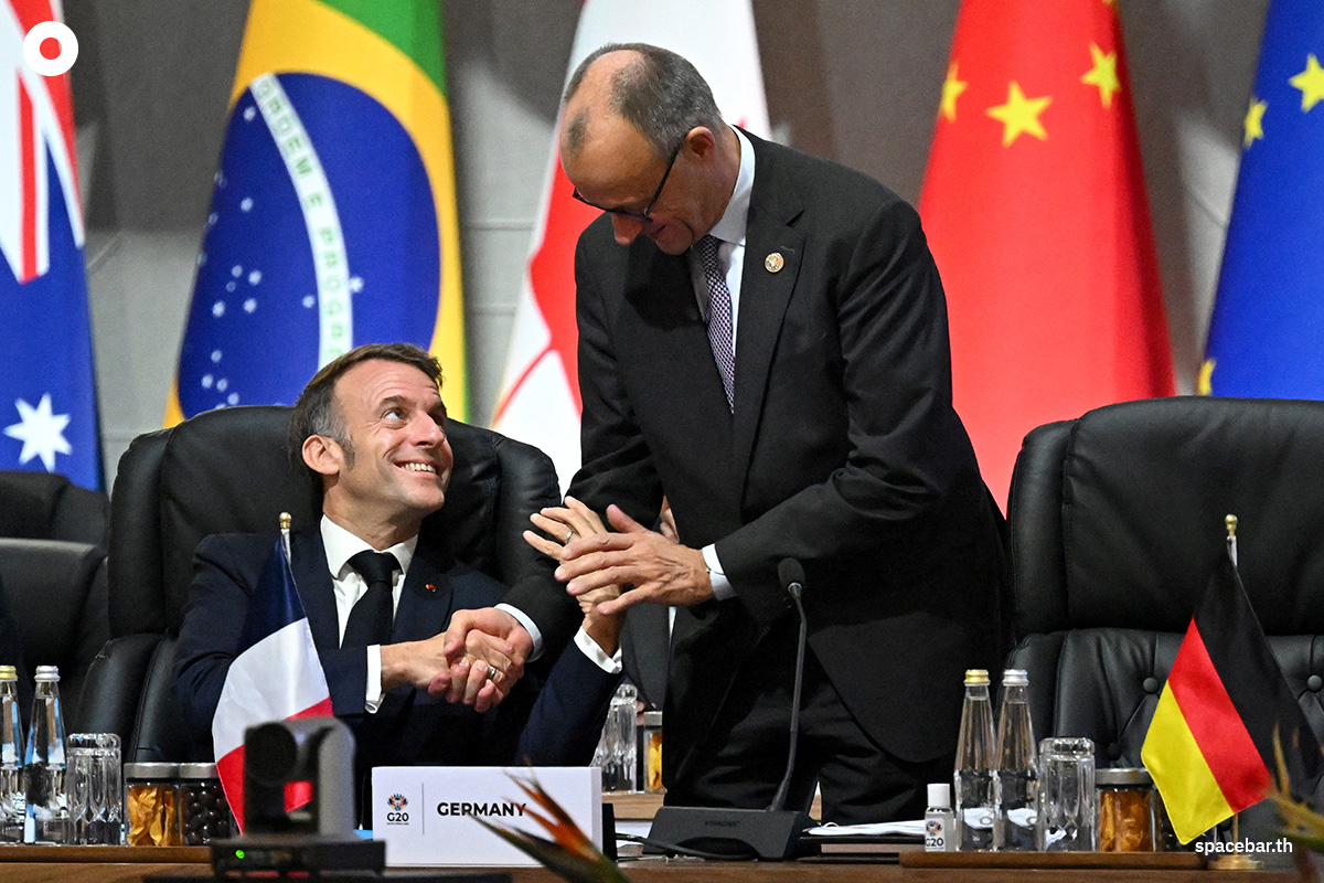 PhotoStory-ประธานาธิบดีเอ็มมานูเอล มาครง ของฝรั่งเศส (ซ้าย) จับมือทักทายกับนายกฯ ฟรีดริช เมอซ์ ของเยอรมนี (ขวา) ก่อนเริ่มการประชุมสุดยอดผู้นำ ‘G20’ ที่ศูนย์นิทรรศการ ‘Nasrec Expo Centre’ ในเมืองโจฮันเนสเบิร์ก ประเทศแอฟริกาใต้ เมื่อวันที่ 22 พฤศจิกายน 2025 (Photo by Leon Neal / POOL / AFP) 