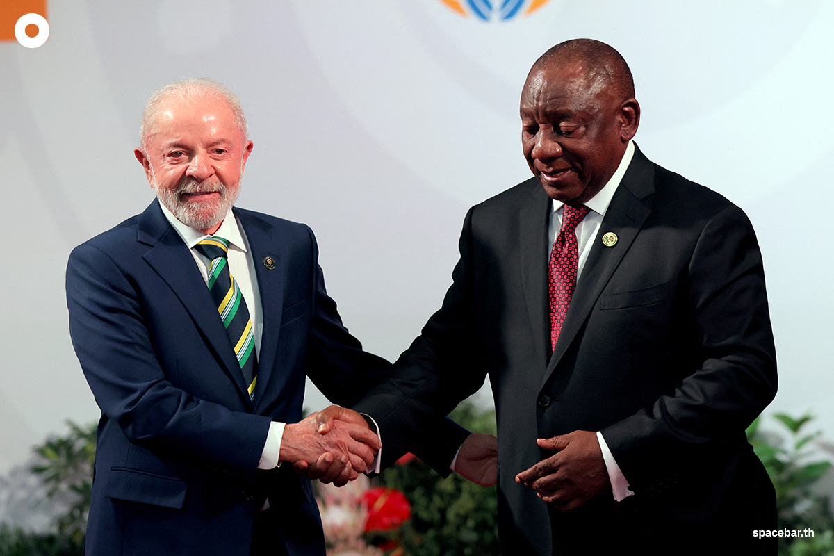 PhotoStory-ประธานาธิบดีไซริล รามาโฟซา ของแอฟริกาใต้ (ขวา) จับมือกับประธานาธิบดีลูอิส อีนาซียู ลูลา ดา ซิลวา ของบราซิล (ซ้าย) ก่อนเริ่มการประชุมสุดยอดผู้นำ ‘G20’ ที่ศูนย์นิทรรศการ ‘Nasrec Expo Centre’ ในเมืองโจฮันเนสเบิร์ก ประเทศแอฟริกาใต้ เมื่อวันที่ 22 พฤศจิกายน 2025 (Photo by Halden KROG / POOL / AFP) 