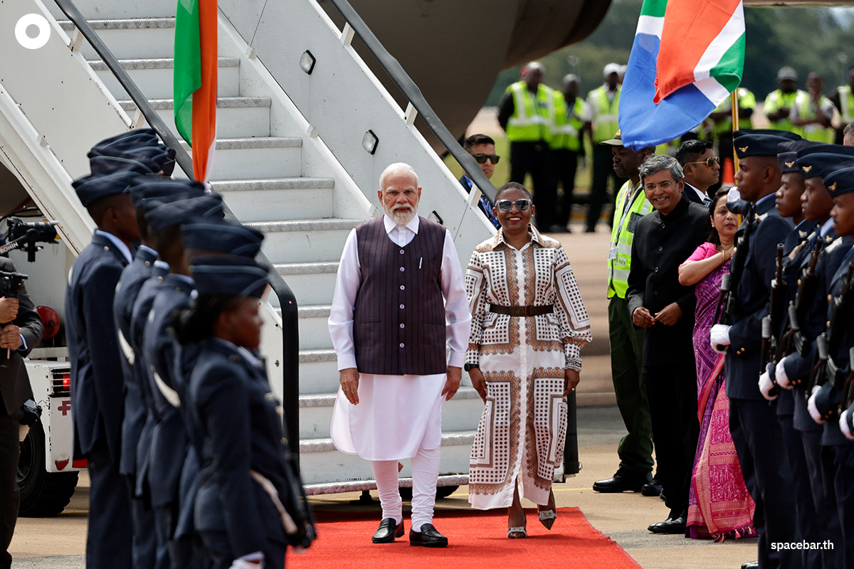 PhotoStory-   นายกฯ นเรนทรา โมดี (ซ้าย) ได้รับการต้อนรับจาก คุมบุดโซ นทชาเวนี (ขวา) รัฐมนตรีประจำทำเนียบประธานาธิบดีแอฟริกาใต้ ณ ฐานทัพอากาศวอเตอร์คลูฟในเมืองพริทอเรีย เมื่อวันที่ 21 พฤศจิกายน 2025 ก่อนการประชุมสุดยอด ‘G20’ (Photo by Kim LUDBROOK / POOL / AFP) 