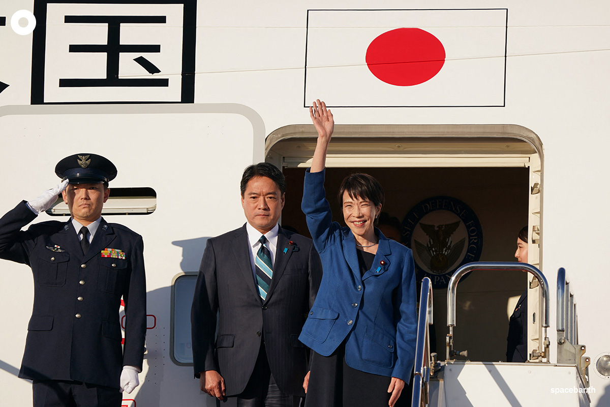 PhotoStory-   นายกฯ ซานาเอะ ทาคาอิจิ (ขวาสุด) โบกมือทักทายก่อนเดินทางไปประชุมสุดยอด ‘G20’ ที่แอฟริกาใต้ ณ ท่าอากาศยานฮาเนดะ กรุงโตเกียว เมื่อวันที่ 21 พฤศจิกายน 2025 (Photo by Kazuhiro NOGI / AFP) 