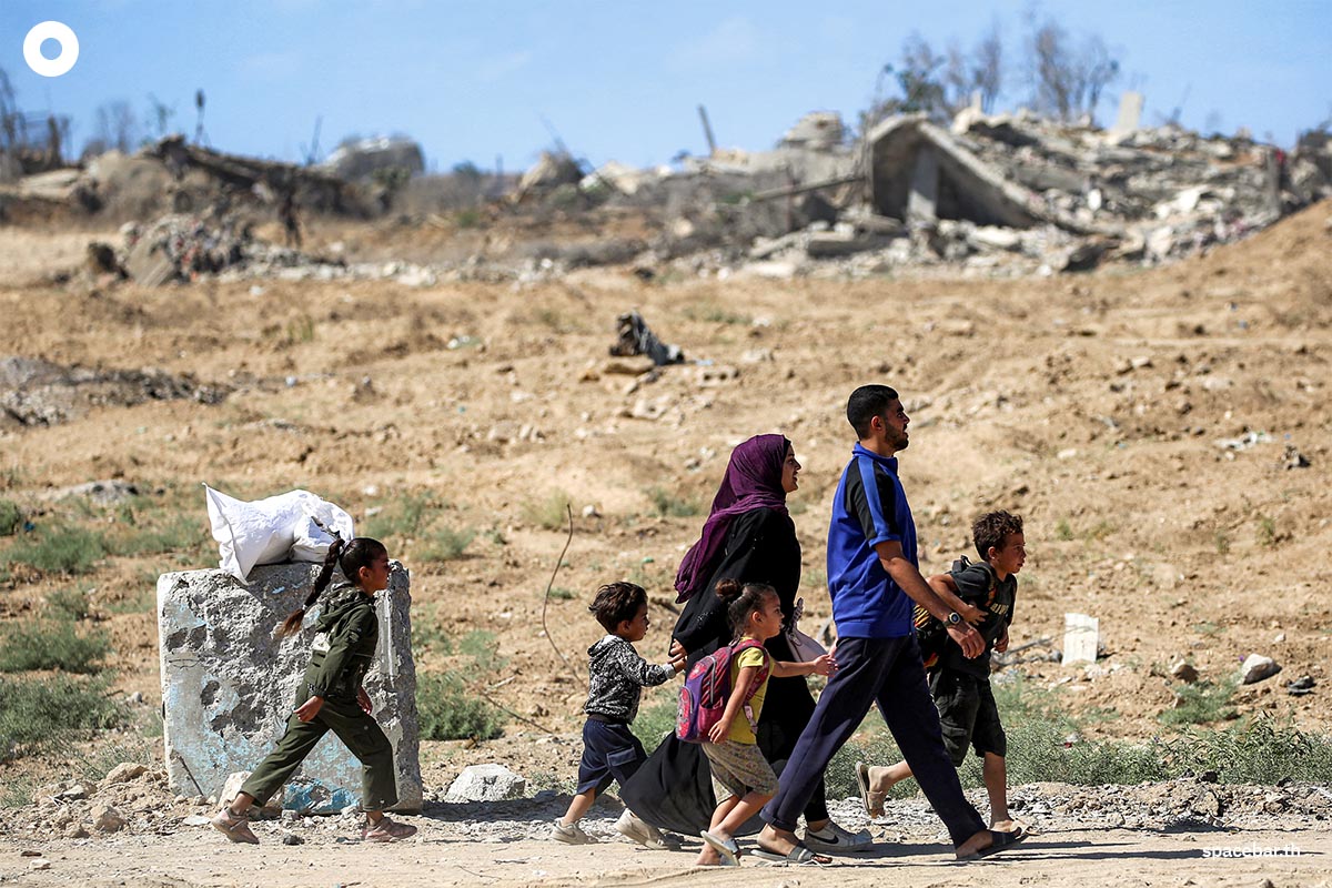 PhotoStory-   ภาพครอบครัวหนึ่งกำลังเดินไปตามถนนที่มุ่งหน้าสู่เมืองกาซาซิตี้ เมื่อวันที่ 10 ตุลาคม 2025 (EYAD BABA / AFPPhoto by EYAD BABA / AFP) 