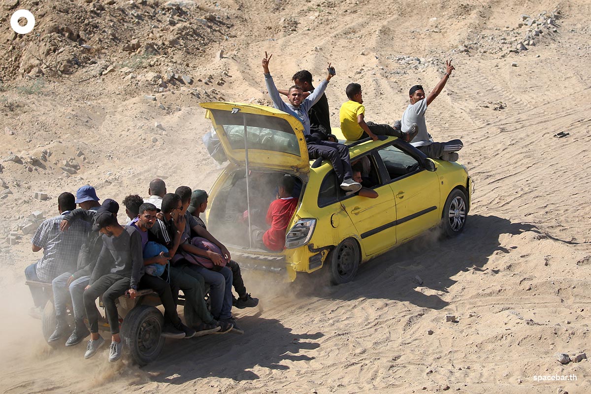 PhotoStory-   ชาวปาเลสไตน์กลุ่มหนึ่งนั่งรถออกเดินทางไปยังเมืองกาซาพร้อมกับรอยยิ้มอีกครั้ง เมื่อวันที่ 10 ตุลาคม 2025 (EYAD BABA / AFPPhoto by EYAD BABA / AFP) 