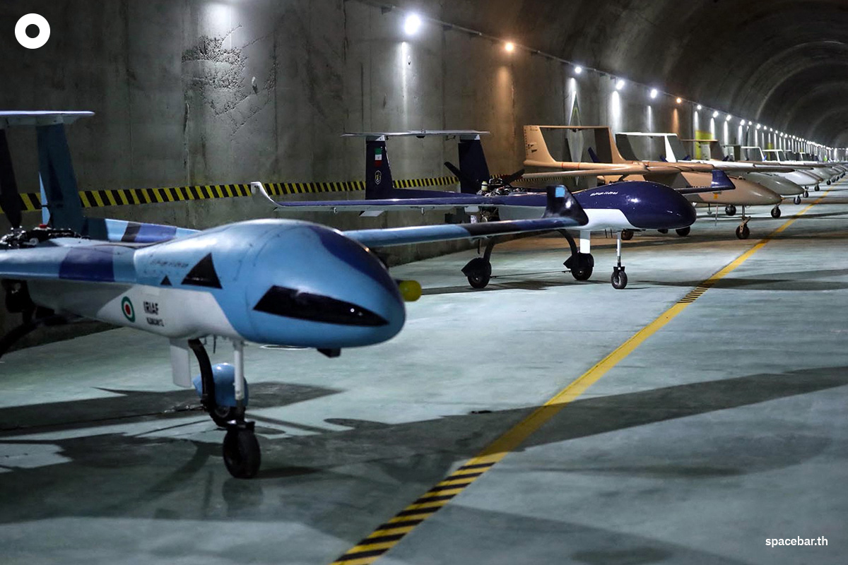 PhotoStory-ภาพที่กองทัพอิหร่านเผยแพร่เมื่อวันที่ 28 พฤษภาคม 2022 แสดงให้เห็นฐานโดรนใต้ดินในสถานที่ที่ไม่ทราบแน่ชัดในอิหร่านแต่ผู้สื่อข่าวระบุว่า เดินทางด้วยเฮลิคอปเตอร์เป็นเวลาเกือบ 40 นาทีจากเมืองเคอร์มานชาห์เพื่อไปยังที่นั่น (Photo by Iranian Army office / AFP)